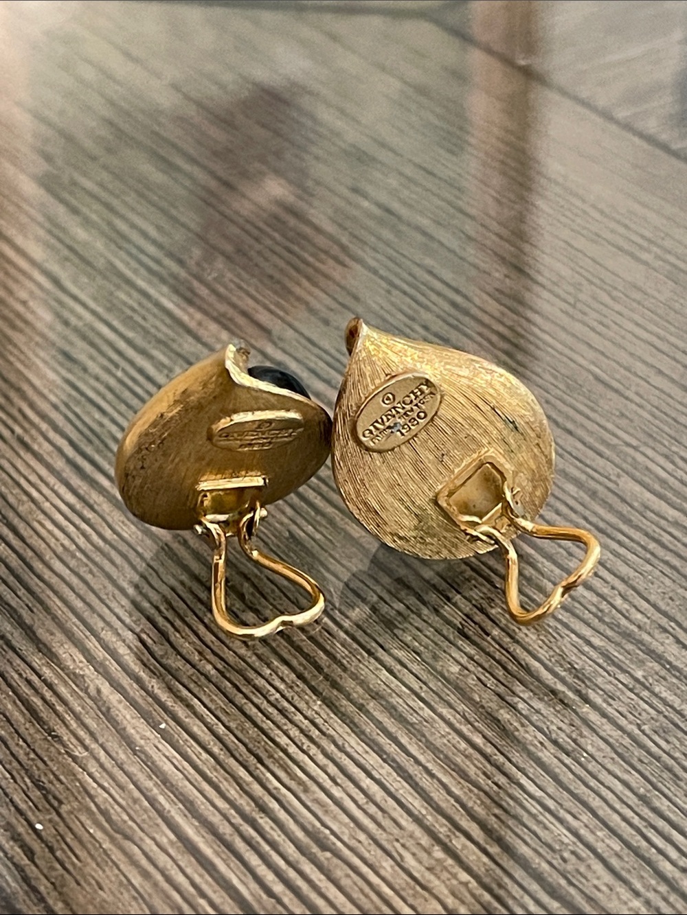 1980’s Givenchy Couture Faux Black Onyx Lucite Gold Plated Leaf Clip Earrings - Picture 9 of 17